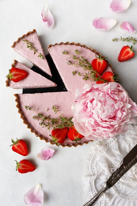 Strawberry Tarts Recipe, Healthy Vegan Dessert, Vegan Pies, Cheesecake Vegan, Raw Vegan Desserts, Strawberry Tart, Raw Cake, Tart Dessert, Cake Vegan