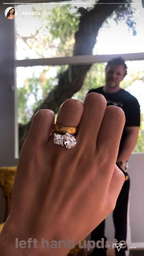 Emily Ratajkowski Just Debuted Her Huge Two-Diamond Engagement Ring Double Diamond Engagement Ring, Most Expensive Engagement Ring, Expensive Engagement Rings, Vintage Engagement Ring Settings, Leaf Engagement Ring, Trending Engagement Rings, Engagement Celebration, Celebrity Engagement Rings, Cory Monteith