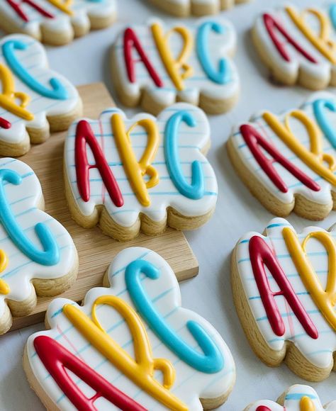 School Cookies With Royal Icing, Back To School Royal Icing Cookies, Teacher Appreciation Decorated Cookies, Teacher Cookies Decorated, Teachers Day Cookies, Teacher Sugar Cookies, Teacher Appreciation Sugar Cookies, Teacher Appreciation Cookies, Fall Bake Sale