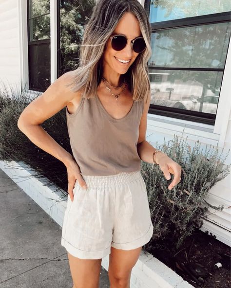 Linen Shorts Outfit, Linen Summer Outfits, Styled Outfits, Summer Shorts Outfits, Look Short, Mom Outfits, Basic Tops, Linen Shorts, Spring Summer Outfits