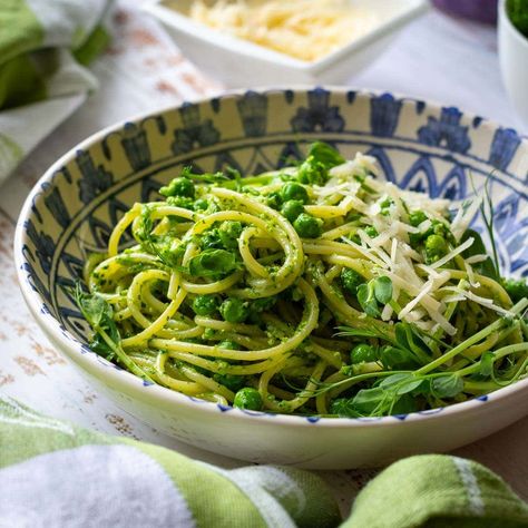 Perfect pasta recipe for hot summer days - Pea Shoot Pasta with Pesto! Homemade pea shoot pesto, peas & pea shoots all wrapping around pasta! Pea Shoots Recipe, Chorizo Pasta Recipes, Cabbage Steaks Recipe, Pasta With Pesto, Roasted Cabbage Steaks, Creamy Tuna Pasta, Quick Pasta Dishes, Pea Shoots, Cabbage Steaks