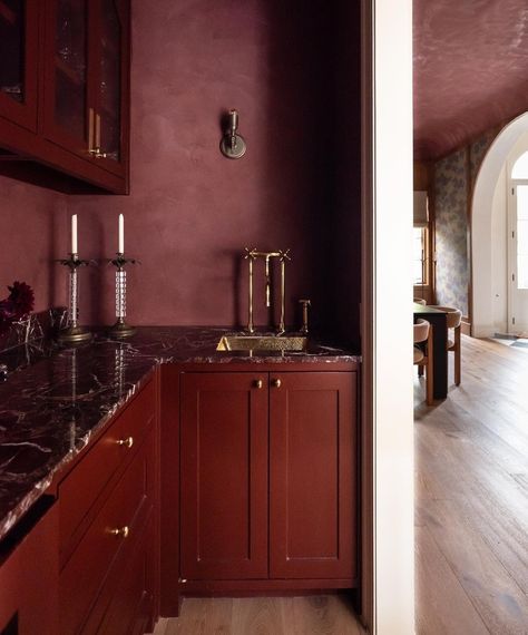 Oxblood Kitchen, Red Countertop Kitchen, Burgundy Kitchen Cabinets, Dark Red Kitchen, Maroon Kitchen, Burgundy Kitchen, Quirky Apartment, Burgundy Marble, Moody Interior Design