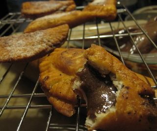 Chocolate Empanadas! #nationalempanadaday Easy enough, filling is just Coco Powder, Butter, and Sugar :) Holiday Empanadas, Spanish Baking, Chocolate Empanadas, Empanadas Dessert, Empanadas Filling, Empanadas Easy, Detoxing Foods, Sweet Empanadas Recipe, Sweet Empanadas