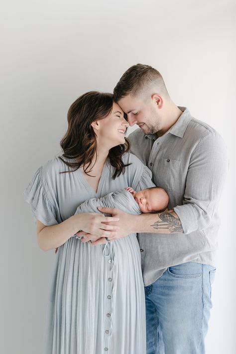 Posing With A Newborn, Newborn Photoshoot With Parents Outfit, Studio Newborn Parent Poses, Newborn Poses With Parents, Studio Family Newborn Photos, Newborn Photo Mom Outfit, Newborn With Parents Photography, Newborn Baby Photography With Parents, Dad Newborn Pictures