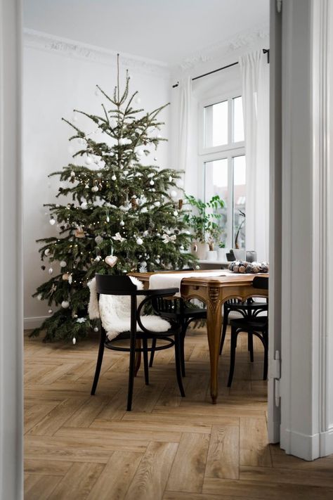 Vintage furniture christmas tree Parisian Christmas Tree, Parisian Apartment Christmas, Mojo Dojo Casa House, French Interior Design, Interior Design Apartment, Christmas Apartment, Parisian Apartment, Design Apartment, Christmas Inspo