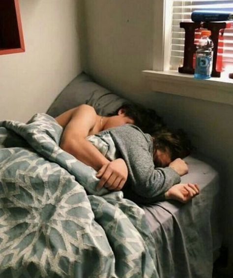 Sleep With Boyfriend, 90s Photos, Cuddles In Bed, Couple Sleeping, Country Couples, Cute Couples Cuddling, Couple Goals Teenagers, Cute Relationship Photos, People Sleeping