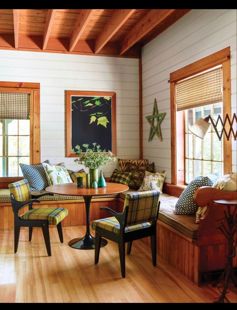 Small Lake Cabins, Modern Country Living Room, Rustic Lake Houses, Lake House Interior, Log Cabin Interior, River Cabin, Cottage Inspiration, Cabin Interiors, Wooden Floors