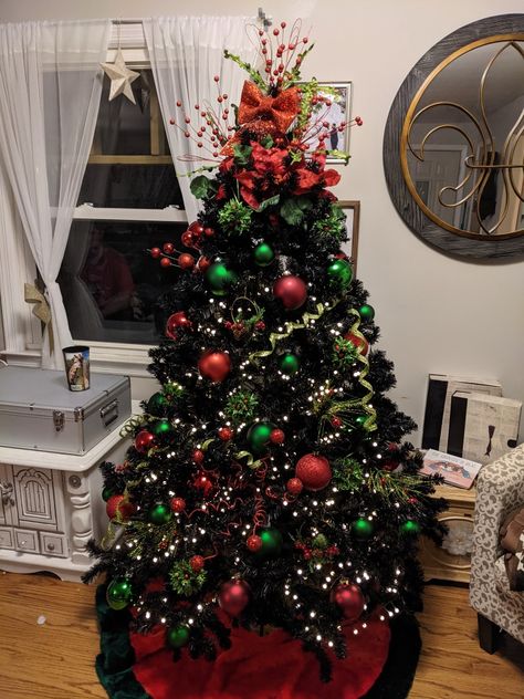 Black Christmas Tree With Green Ornaments, Red Green Gold Black Christmas Tree, Black Christmas Decorations, Black Christmas Tree, Red Christmas Decor, Christmas Tree Decorating Themes, Red Green Christmas, Tree Themes, Gold Christmas Decorations