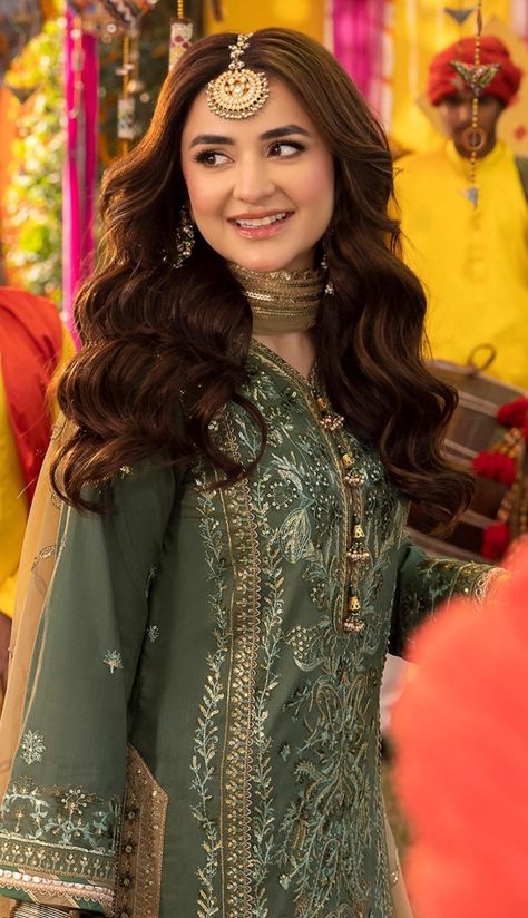 Yumna Zaidi Pics, Jae Suk, Desi Dress, Yumna Zaidi, Bridal Makeup Images, Makeup Images, Asim Jofa, Velvet Dress Designs, Stylish Short Dresses