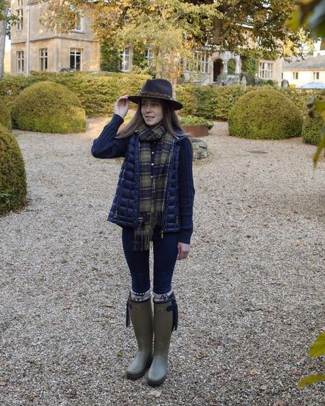 ~ Naomi ~ Countryside Days on Instagram: "Welcome to autumn 🍂 Ready for the season with the @fairfaxandfavor X @lechameau1927 L’Alliance Wellingtons (they’re super comfy for autumn walks!) PR 🍁 Also wearing: @hicksandbrown fedora @ariateurope Ideal gilet @barbour scarf @waringbrooke socks" Wellington Boots Outfit, Gilet Outfit Women, Le Chameau Wellies, Barbour Gilet, Barbour Scarf, Gilet Outfit, Welly Boots, Barbour Women, Scarf Outfit