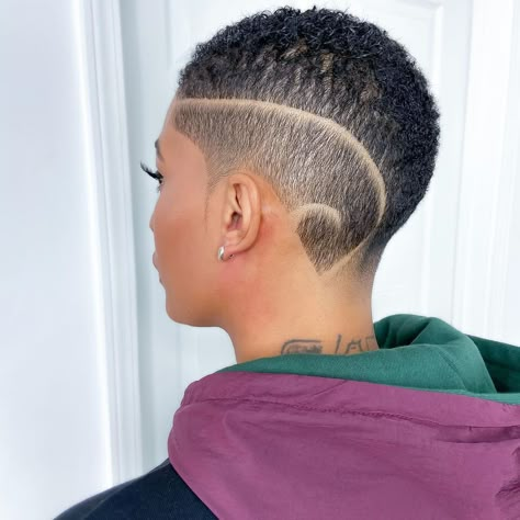 Black Hair Haircuts, Low Cut Hairstyles, Buzzed Hair Women, Short Platinum Blonde Hair, Short Hair Designs, Fade Hair, Shaved Hair Cuts, Short Shaved Hairstyles, Shaved Hair Designs