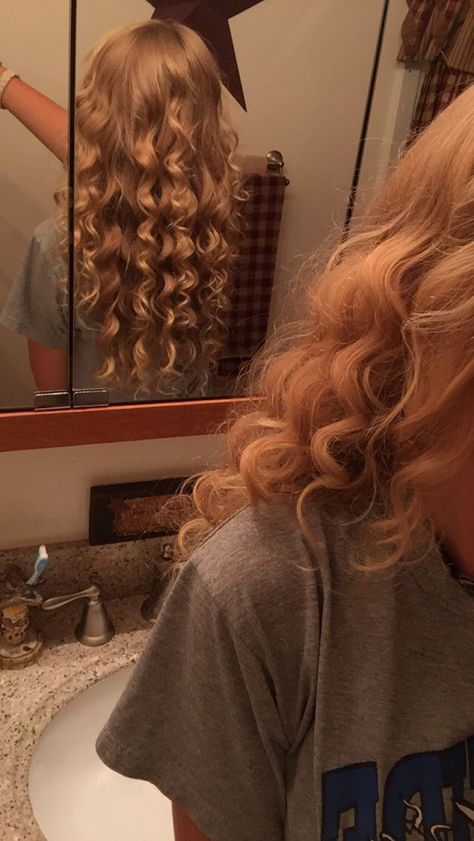 Taylor Swift Curls, Style Taylor Swift, Hairstyles 2024, Hair Stylies, Hair Stylist Life, Old Style, Look Here, Hairstyles For School, Hairstyles Haircuts