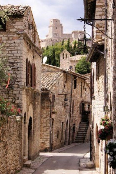 #italy #italygram #italytrip #italytravel #italytour #italymagazine #italyfashion #italystyle #italylovers #italyphoto #italylove #rome #venice #florence #verona #milan #capitalfeather #italytourism #italyphotographer #italydesign Medieval Street, Vila Medieval, Assisi Italy, Stone Buildings, Medieval Village, Umbria Italy, Living In Italy, San Francesco, Beaux Villages