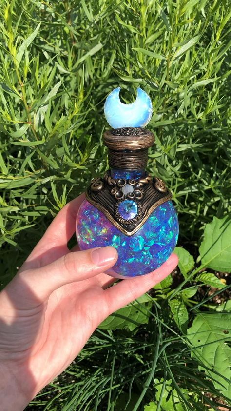 Magic Potion Bottles, Seni Resin, Witch Home, Magic Bottles, Yennefer Of Vengerberg, Magic Potion, Potion Bottles, Witchy Crafts, Magical Jewelry