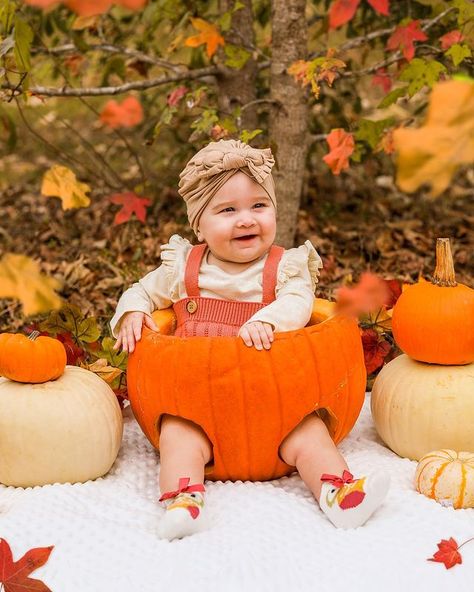 Baby In Pumkin Ideas Pictures, Pumpkin 6 Month Pictures, Baby I’m Pumpkin Pictures, Fall Pumpkin Baby Photoshoot, First Fall With Baby, Halloween Kid Picture Ideas, Kids Fall Photoshoot Ideas, Fall Pictures For Babies, Cute Fall Baby Pictures