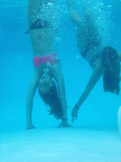 Take under water pictures with friends Underwater Pictures With Friends, Underwater Pics With Friends, Underwater Pool Pictures, Pool Poses Photo Ideas Best Friends, Pics In The Water, Under Water Pictures, Dinner With Kids, Underwater Pics, Underwater Photoshoot