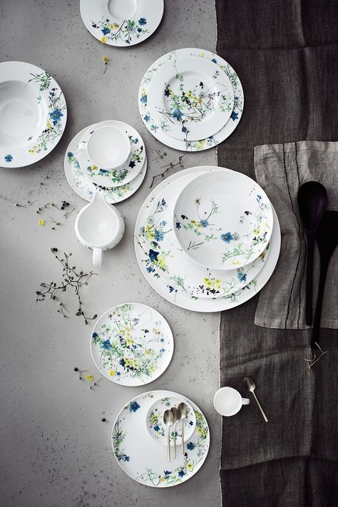 Welcome spring in grand style with Rosenthal's Brillance Fleures des Alpes collection 🌷! Its bright yellow and blue floral decor brings the fresh vibrancy of Alpine spring to your table. Ideal for Easter brunch, this fine bone china dinnerware is a must-have for those looking to host unforgettable holiday gatherings 🪺​​  #rosenthal #easterdecoration #easterdinner #eastercrockery #eastertablescapes #eastertablesettings #easterbrunch #easterdinner #floraldecor #floraltableware #floralcrockery Blue Floral Decor, Easter Tableware, Grey Dinnerware, Red Dinnerware, Pink Dinnerware, Rosenthal Porcelain, Modern Plates, Gold Dinnerware, Bone China Dinnerware