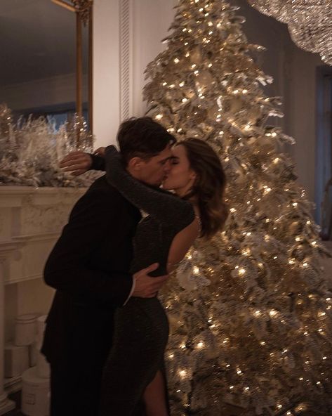 Christmas Couple Photos, Christmas Couple Pictures, Christmas Photoshoot, Cute Couples Photos, Christmas Couple, Winter Aesthetic, Christmas Aesthetic, Couple Aesthetic, Christmas Pictures