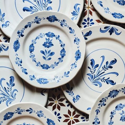 Dutch Plates, Pottery Painting Designs Plate, Ceramic Painting Ideas Plates, Delft Ceramics, Delft Plates, Plates Design, Clay Painting, Crockery Set, Cabana Magazine