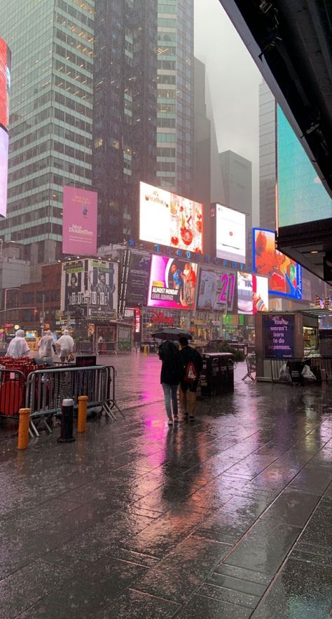 Times Square Rain, New York Daytime, Nyc City Aesthetic, Nyc In Winter, Nyc Rain, New York Sightseeing, Time Square New York, Nyc Dream, New York Times Square