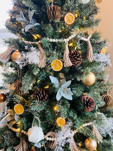 Folklore Christmas Tree, Christmas Trees Boho, Vintage Boho Christmas Tree, Naturalist Christmas Tree, Christmas Tree Natural Rustic, Alpine Christmas Tree Decorating Ideas, Simple Boho Christmas Tree, Christmas Tree Earth Tones, Christmas Tree Nature Theme