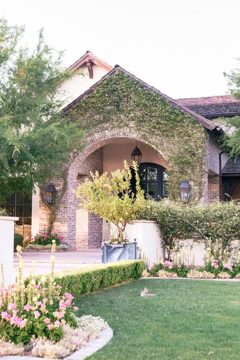 Unique Homes in Arcadia Phoenix | Local Love | Love and Specs Arcadia Phoenix, Cottage Ranch, Modern Exteriors, Farmhouse Style Exterior, Unique Cottages, Home Exteriors, Contemporary Craftsman, Ranch Exterior, Desert Living