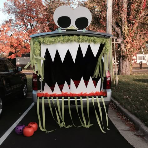 Trunk or treat! Octoberfest Decor, Monster Trunk Or Treat, Halloween Car Decorations, Church Halloween, Trunk Or Treat Ideas, Dekorasi Halloween, Hallowen Ideas, Treat Ideas, Trunk Or Treat