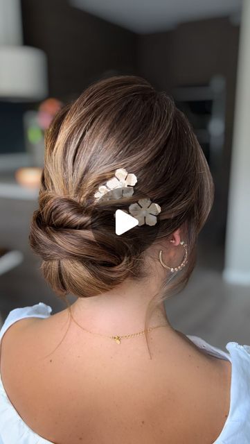 Cathrine Heieren Hansen on Instagram: "Quick low bun 🪄
Accessories @kelahaircharms 
Modell @vanilladiariesby.c 
-
#lowbuntutorial #saveforinspo #showponyhairextensions" Low Bun Tutorials, Bun Accessories, Low Bun, Pony Hair, Hair Dos, Up Hairstyles, Wedding Hair, Makeup Tips, Wedding Hairstyles