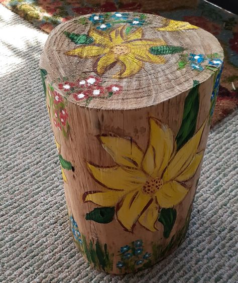 Painting Tree Stumps Ideas, Painted Stumps, Cinder Block Garden Wall, Wood Log Crafts, Wood Yard Art, Unique Garden Decor, Mosaic Flower Pots, Diy Hanging Shelves, Driftwood Wall Art