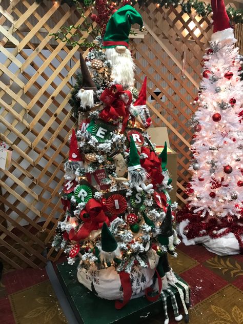 Gnome Themed Christmas Tree, Gnome Themed Christmas, Gnome Tree Stump House, Themed Christmas Tree Ideas, Gnome Christmas Tree, Gnome Decorations, Christmas Tree Theme, Tree Gnome, Themed Christmas Tree