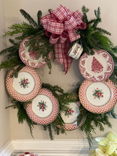 Vintage Silver Decor Ideas, China Plate Wreath, Dish Wreaths, Plate Wreath Diy, Plate Wreaths, Plate Wreath, Cup And Saucer Crafts, Teacup Crafts, China Crafts