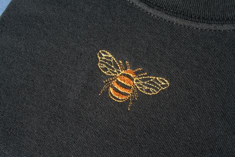 Bee T Shirt, Embroidered Bee, Bee Embroidery, Embroidery Tshirt, Bee Art, Shirt Embroidery, Bee Design, Embroidered Clothes, Summer Clothing