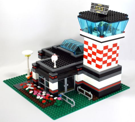 Features include a ticket counter, waiting area, control tower, and skylight. Lego City Airport, Airport Tower, Lego Airport, Lego Simpsons, Lego Houses, Lego House Ideas, City Ideas, Control Tower, Lego Buildings