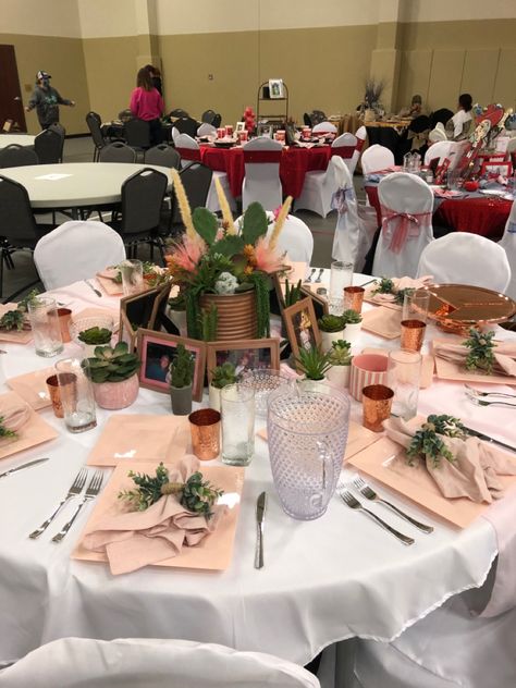 Senior Serve Table Ideas High Schools, Senior Serve Table Themes, Senior Serve Table Ideas, Senior Serve Table, Senior Table, Senior Stuff, Room Aesthetics, Dinner Decoration, Table Ideas