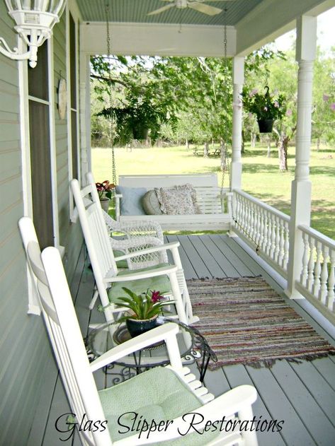 Rustic Farmhouse Front Porches, Farmhouse Front Porch Decorating, Farmhouse Front Porch Decor, Farmhouse Porch Decor, Porch Sitting, Victorian Farmhouse, Country Porch, Casa Country, Farmhouse Front Porches