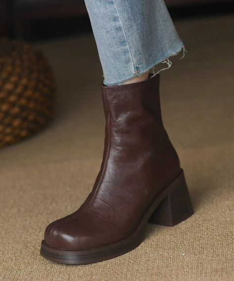 Style Bundle Inspiration, Brown Leather Shoes Outfit, Chunky Brown Boots Outfit, Chunky Brown Boots, Pencil Stand, Heel Boots Black, Wall Stand, Chunky Heel Boots, Trendy Heels