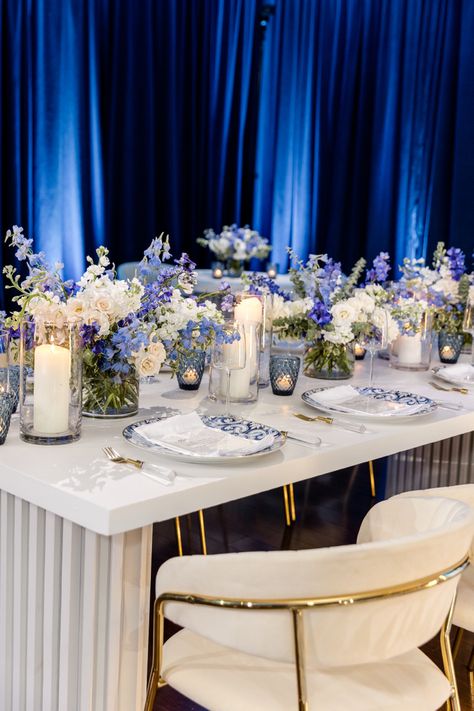 Blue And White Table Decor, Table Decor Candles, White Table Decor, Round Table Centerpiece, White Tablescape, White Cocktail Tables, Blue Table Settings, White Round Tables, Meeting Hall