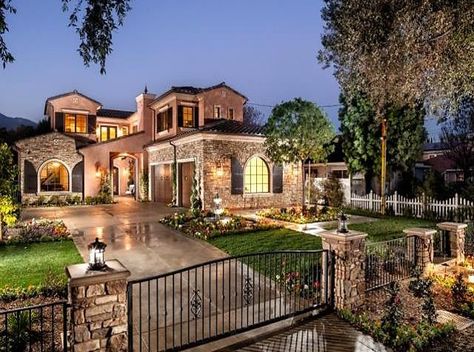 Mexican Style Mansion, Mexico Mansion, 2 Story Mexican House, Big Mexican House, Cottages Ideas, Texas Mansion Exterior, Mansion Layout, Mediterranean House Design, Mansion Exterior