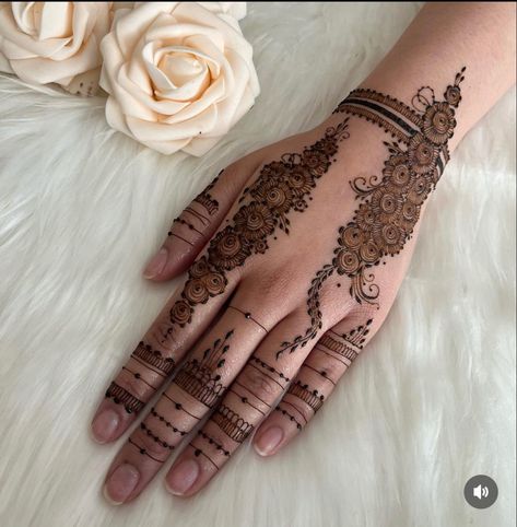 Henna Designs Hand Arabic, Cute Simple Henna Designs, Cute Simple Henna, Modern Mehndi Design, Finger Mehndi Style, Henne Tattoo, Modern Mehndi, Tato Henna, Henna Tattoo Designs Hand