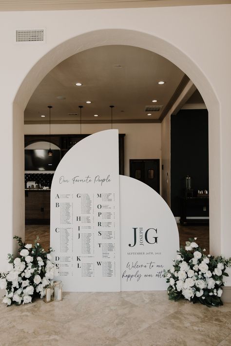 Arch Backdrop Seating Chart, Wedding Signs And Seating Charts, Name Backdrop Wedding, Wedding Light Archway, Foam Backdrop Wedding, Wedding Welcome Arch Sign, Wedding Welcome Seating Chart, Wedding Seating Chart Arches, Diy Guest Seating Chart