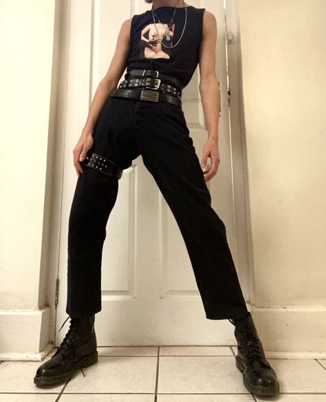 Outfit Inspo Masc, Goth Outfits Men, Aesthetic Belt, Grunge Men, Belt Outfit, Alt Outfits, Estilo Punk, Punk Outfits, Alt Fashion