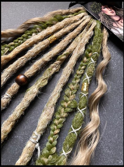 Green Dreadlocks, Hairband Crochet, Witch Lighting, Crochet Dreadlocks, Forest Witch, Light Hair, Boho Hippie, Boho Style, Bohemian Style