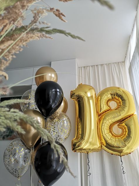 Balon Helium, Birthday Setup, 22 Bday, Bed Party, Balloon Decoration Ideas, 25th Birthday Parties, Balloons Ideas, 18th Bday, 17th Birthday