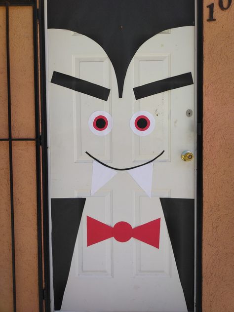 Vampire Door Decorations Classroom, Dracula Door Decoration, Vampire Door Decorations, Large Window Halloween Decor, Easy Halloween Door Ideas, Dracula Halloween Decor, Door Decorations Halloween, Puerta Halloween, Halloween Door Decorations Classroom