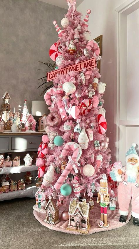 Pink Xmas Tree Ideas, Pink Candy Land Christmas Decorations, Candy Pink Christmas Tree, Candy Land Christmas Trees, Pink Candyland Christmas Tree, Candyland Holiday Decorations, Pink Candy Theme Christmas Tree, Diy Pastel Candy Christmas Decorations, Candy Land Theme Christmas Decor