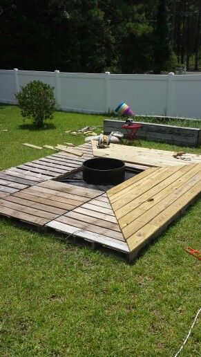 Pallet fire pit deck Wood Pallet Patio Furniture, Wood Pallet Patio, Pallet Walkway, Pallet Fire Pit, Pallet Patio Decks, Diy Fire Pits, Pallet Patio Furniture Diy, Patio Furniture Diy, Backyard Ideas For Small Yards