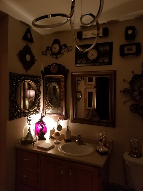 Goth Room Aesthetic, Grunge Bathroom, Appartment Decor Ideas, Coquette Bathroom, Witchy Bathroom, Emo Room, Witchy House, Dorm Bathroom, Vintage Bathroom Decor