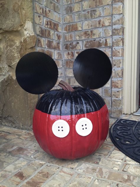 MICKEY MOUSE pumpkin for Halloween. My first attempt at "crafty" project. Pumpkin, paint, ears & buttons...voila'! Awesome Pumpkin Carvings, Mouse Pumpkin, No Carve Pumpkin Decorating, Mickey Mouse Pumpkin, Disney Pumpkin, Carte Halloween, Mickey Mouse Birthday Party, Halloween Tattoo, Mickey Party