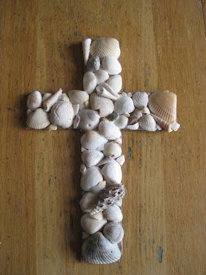 Wooden Crosses Diy, Wooden Cross Crafts, Seashell Cross, Shell Creations, 3 Stooges, Seashell Projects, Glass Cross, Bible School Crafts, Cross Crafts