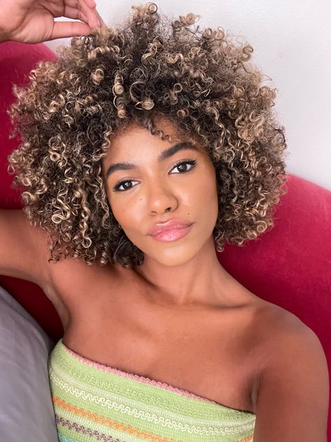 Afro Hair Blonde Highlights, Balayage Afro Hair, 3c Highlights, Blonde Afro Hair, Blonde Curly Hair Black Women, Honey Blonde Afro, Afro Highlights, Rezo Cut Curly Hair, Curly Hair Black Women